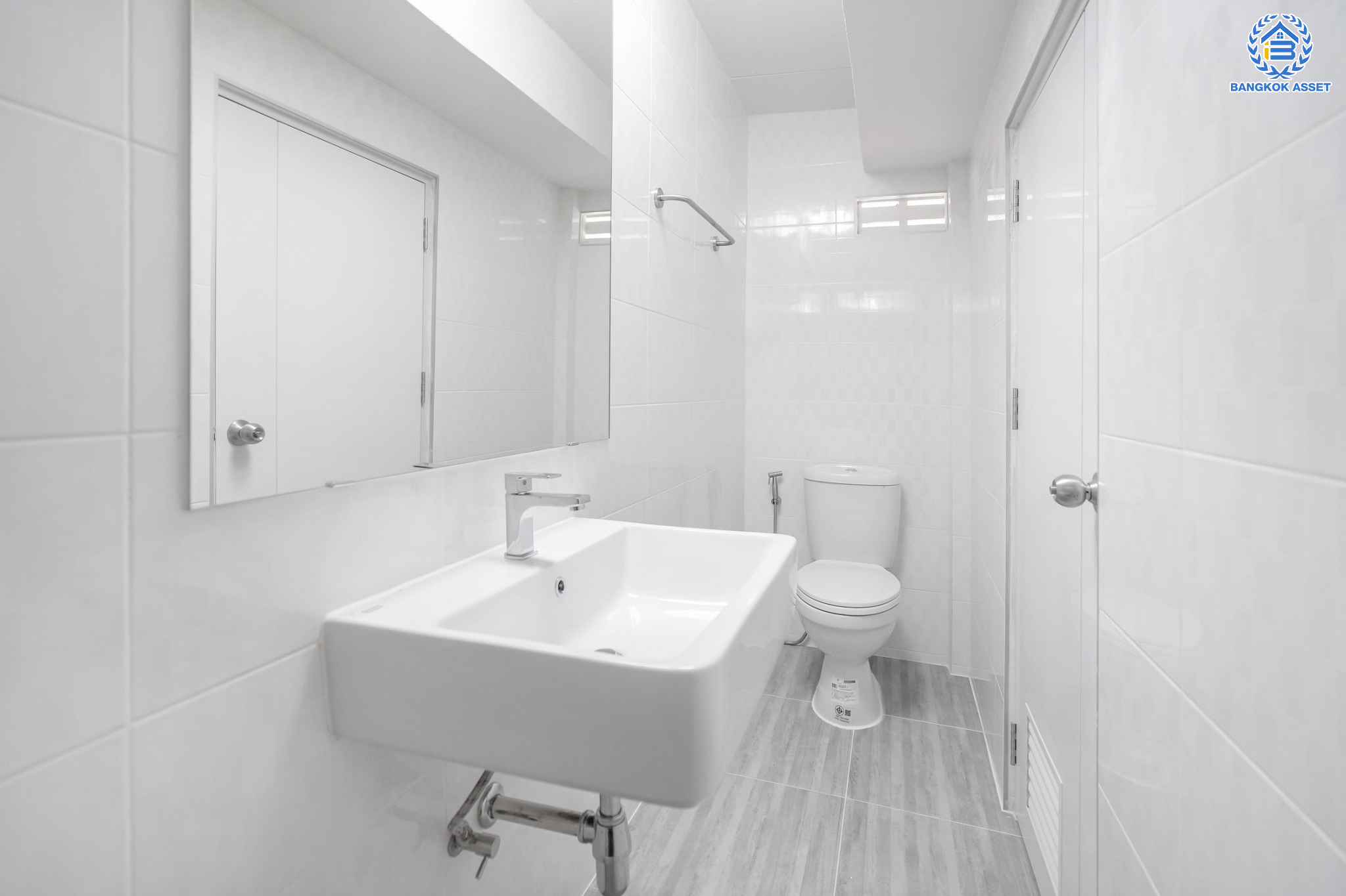 บ้านมือสองตกแต่งใหม่ ม.ดิเอมเมอรัลด์พาร์ค2 บางกรวย-ไทรน้อย เนื้อที่ 58.9 ตร.ว. ฟังก์ชัน 5 ห้องนอน 3 ห้องน้ำ 1 ห้องอเนกประสงค์ 2 ที่จอดรถ บนทำเลศักยภาพ เชื่อมสู่ถนนชัยพฤกษ์ เพียง 5 นาที ใกล้เซ็นทรัลเวสต์เกต และรถไฟฟ้าสายสีม่วง "สถานีบางพลู"...